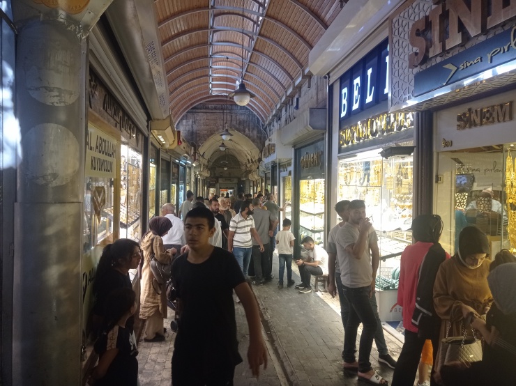 Vatandaşlar Kuyumcu ve Sarraflara Akın Ediyor